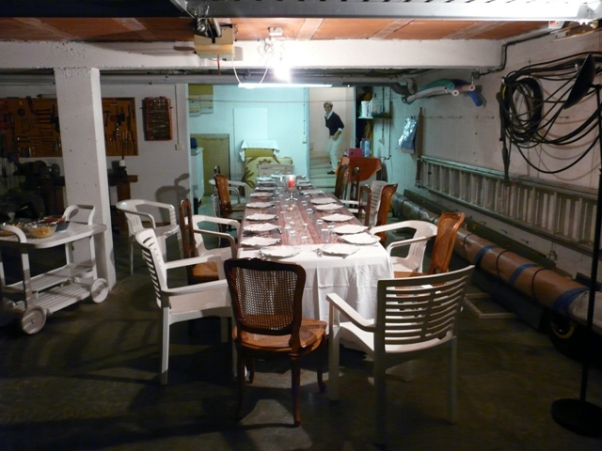 Josette, au fond dans l'escalier, est restée à la maison pour s'occuper de la préparation du repas. cathares 0056